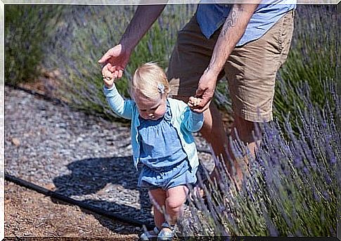 10 exercises to teach the child to walk