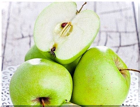 Apples are foods that clean the veins and arteries