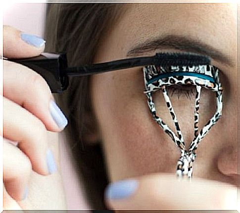 Use the eyelash clipper and apply mascara at the same time