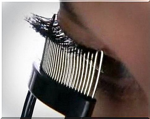 Eyelash comb removes mascara lumps