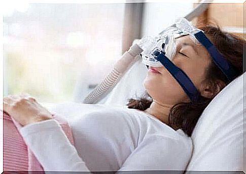 Woman connected to a CPAP device