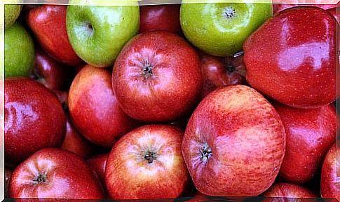 Apples for preparing a mask for removing dark circles