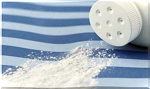 Use of talcum powder on the list of harmful intimate hygiene habits