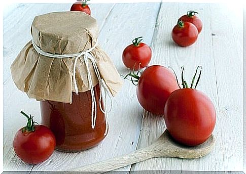 Natural masks for shiny tomato hair