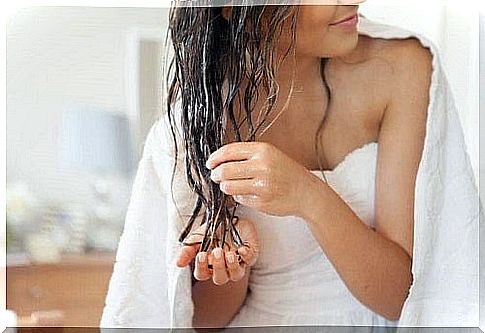 Coconut oil included in natural remedies for moisturizing hair