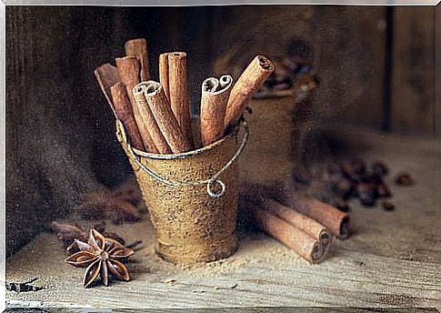 Cinnamon on the list of remedies for swollen feet and ankles