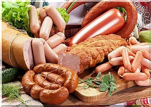 Sausages are foods to avoid in case of sleep problems