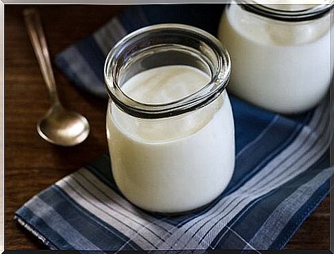 Many remedies for bacterial vaginitis contain natural yogurt