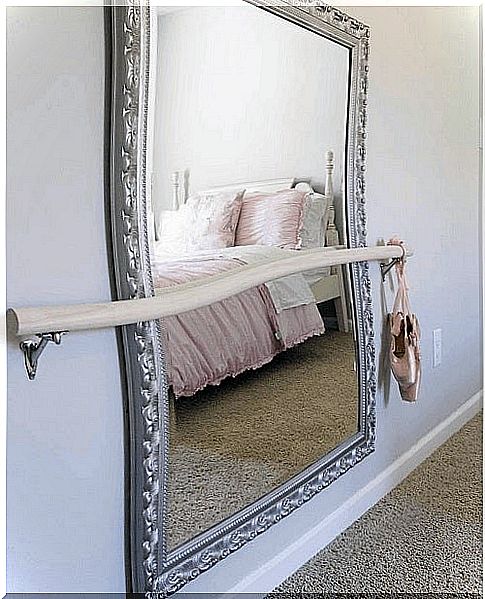 Mirrors are things to avoid in the bedroom