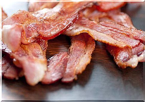 A healthy salad should not contain bacon