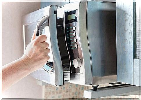 Housewife trying a cake prepared in the microwave