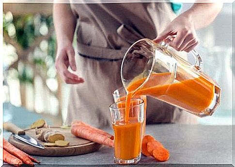 Person who prepares carrot smoothie