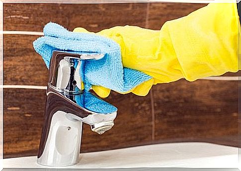 Clean the taps with ethyl alcohol