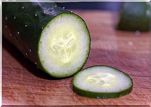 Fights fluid retention by consuming water with cucumber