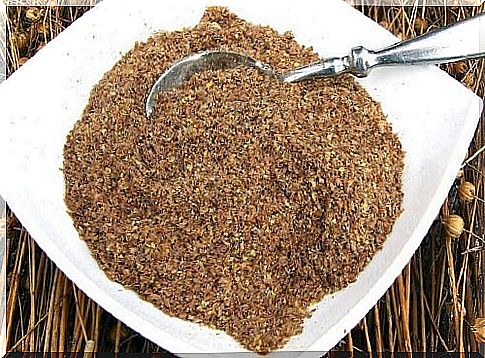 Remedy with flax seeds and cloves that fight intestinal parasites