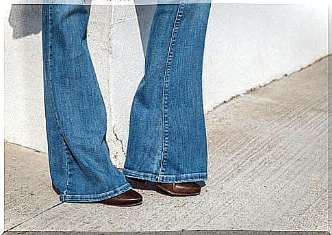 The fashion of flared jeans worn with high heels