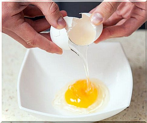 Egg whites strengthen brittle hair