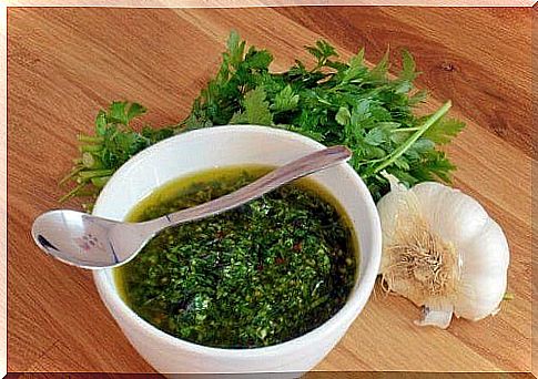 How to prepare traditional chimichurri sauce