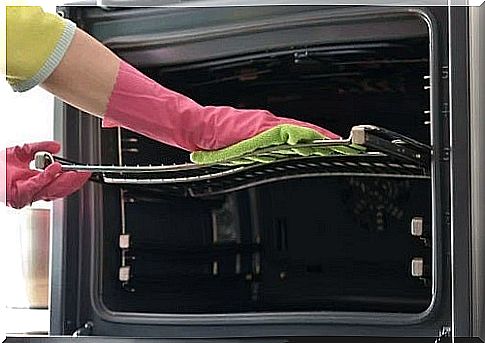 How to quickly clean the oven trays