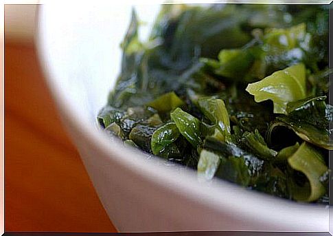 To treat hypothyroidism, consume wakame seaweed