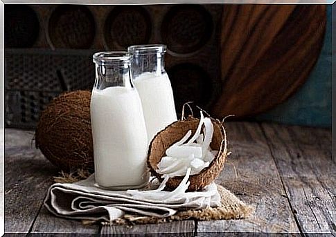 Coconut milk included in natural masks for hair detoxification