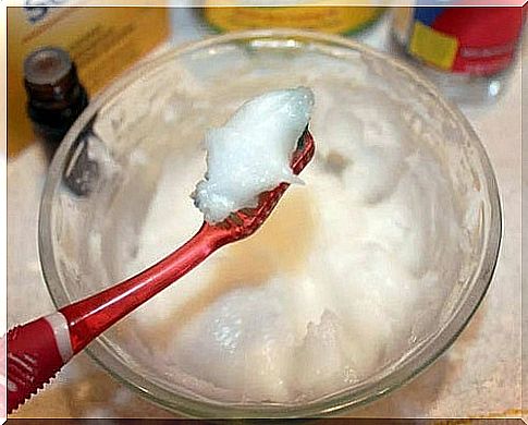 Natural products for brushing teeth with baking soda