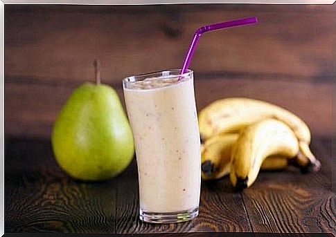 With to prepare smoothie with oat milk, bananas and pears