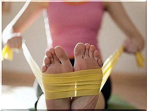 Pain relief in plantar fasciitis with an elastic band