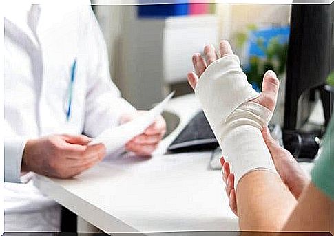 Patient with fractured hand talking to a doctor