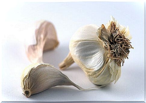 Treatments for vaginal infections with garlic