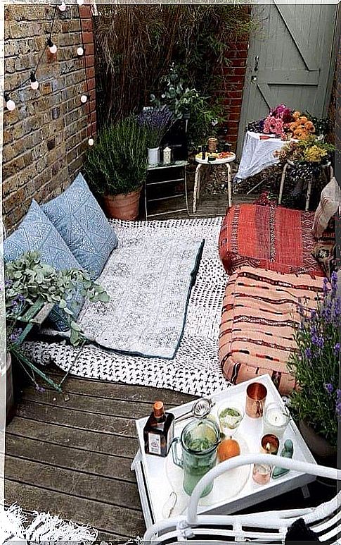 The urban garden guide includes colorful pillows on the balcony