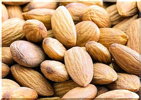 Raw almonds