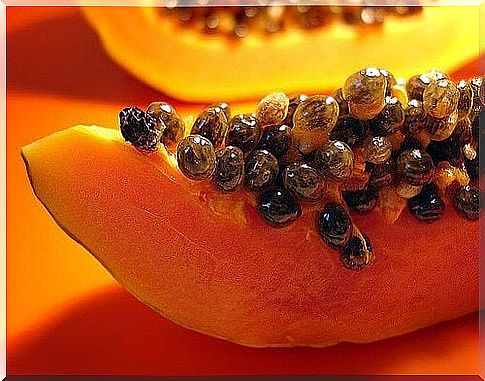 Papaya fruit useful for whitening the skin on the neck